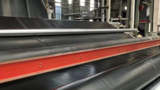 แผ่นรองพื้นกันซึม HDPE สีดำ