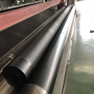 ความกว้าง 1 ถึง 12 เมตร Geomembrane ที่ให้ความยาวในเวลาแตกอย่างน้อย 700 เปอร์เซ็นต์ เหมาะสําหรับลวดเก็บน้ําและระบบควบคุมการบด