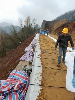 100-100kn ความแข็งแรงในการดึง Geotextile เนื้อที่เหมาะสําหรับระบบระบายน้ําและความยาวการเสริมพื้นที่ 50m ถึง 100m