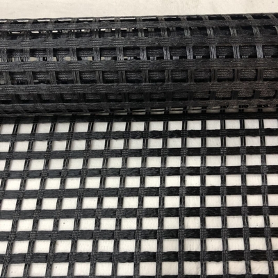 ตาข่ายไฟเบอร์กลาส Geogrid ตาข่ายสีดำสำหรับผิวทางซีเมนต์