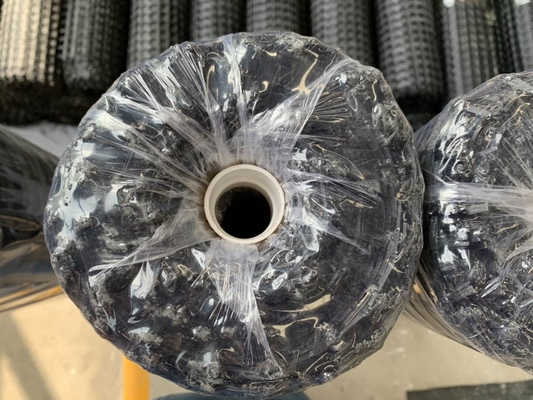 ตาข่ายไฟเบอร์กลาส Geogrid ตาข่ายสีดำสำหรับผิวทางซีเมนต์