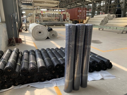 ตาข่ายไฟเบอร์กลาส Geogrid ตาข่ายสีดำสำหรับผิวทางซีเมนต์