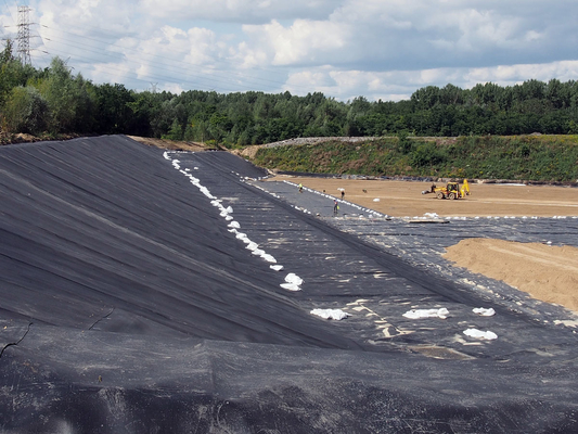 กันน้ำ HDPE Geomembrane Liner ต่อต้านริ้วรอยและทนต่อรังสียูวี