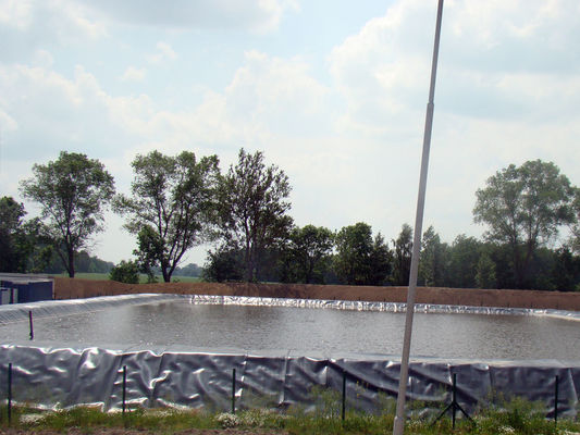 ความกว้าง 1 ถึง 12 เมตร Geomembrane ที่ให้ความยาวในเวลาแตกอย่างน้อย 700 เปอร์เซ็นต์ เหมาะสําหรับลวดเก็บน้ําและระบบควบคุมการบด