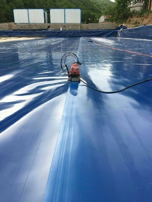 สระว่ายน้ำ HDPE Geomembrane Liner 1.5 มม. สีน้ำเงิน ฝังกลบ