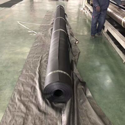 แผ่นธรณีสังเคราะห์ HDPE ความแข็งแรงแรงดึง ≥15MPa ความกว้าง 1 ถึง 12 เมตร ดัชนีออกซิเจน ≥30% แผ่นกันน้ำทนทาน