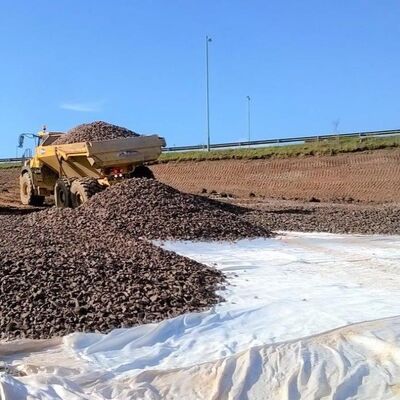 ผ้าโพลีโปรไพเลนเพตประเภทอุตสาหกรรม เนื้อผงจีโอเท็กสติล 300 กรัม ทนทานสําหรับถนนแม่น้ํา