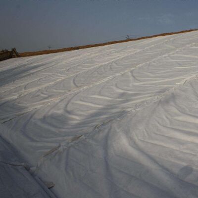 ผ้าใยสังเคราะห์โพลีเอสเตอร์แบบไม่ทอ (Non Woven Geotextile) ชนิดเส้นใยสั้นแบบเจาะเข็ม (Needle Punched) สำหรับเสริมกำลังพื้นทาง