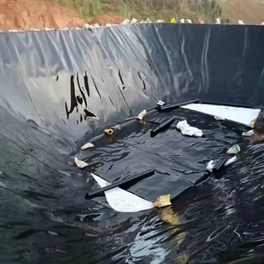 ซับ Geomembrane HDPE ที่ทนต่อการเจาะสำหรับสิ่งกีดขวางป้องกันการรั่วที่ทนทานในการใช้งานทางการเกษตรและอุตสาหกรรม