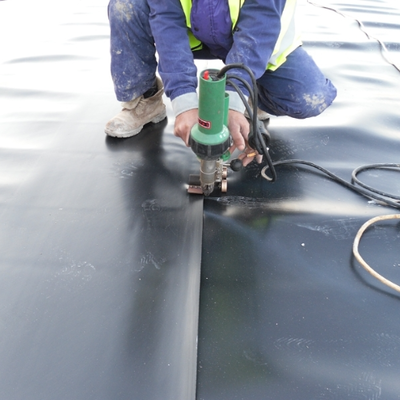 ซับ Geomembrane HDPE ที่ทนต่อการเจาะสำหรับสิ่งกีดขวางป้องกันการรั่วที่ทนทานในการใช้งานทางการเกษตรและอุตสาหกรรม