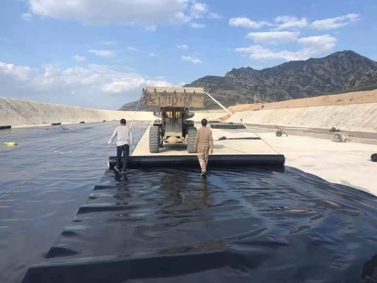 แผ่น Geomembrane HDPE สีดำป้องกันรังสียูวีสำหรับการก่อสร้างทะเลสาบเทียม
