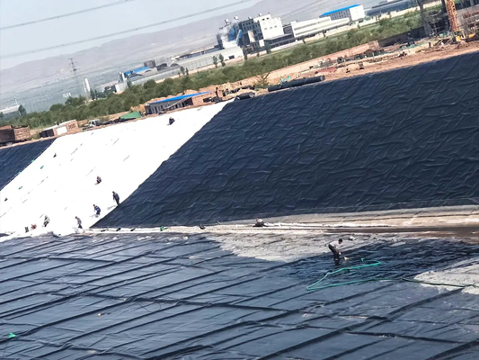 แผ่น Geomembrane HDPE สีดำป้องกันรังสียูวีสำหรับการก่อสร้างทะเลสาบเทียม