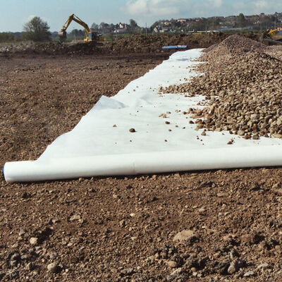 ผ้ากั้นวัชพืช Geotextile ไม่ทอสีดำสำหรับทางเดินสวนผลไม้และสวน