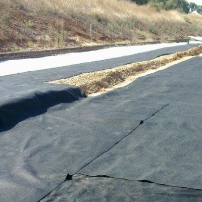 ผ้ากั้นวัชพืช Geotextile ไม่ทอสีดำสำหรับทางเดินสวนผลไม้และสวน