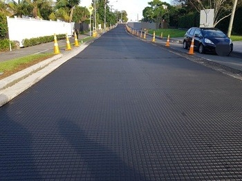 ความลาดเอียงปกป้องพื้นพลาสติก Geogrid ตาข่ายนุ่มเสริมรางรถไฟ