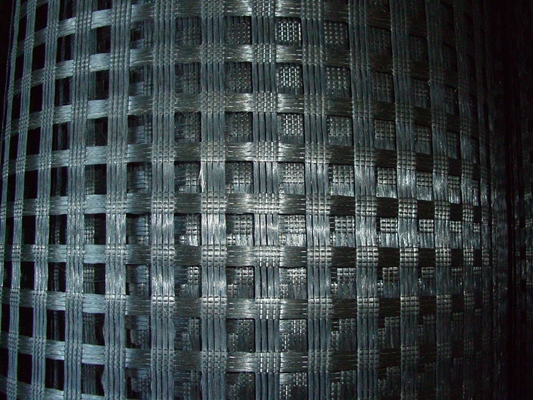 Bitumen เคลือบไฟเบอร์กลาส Geogrid 25KN ไฟเบอร์กลาสแสดงม้วนตาข่าย