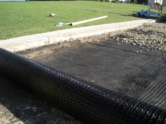 โพลีเมอร์เคลือบเส้นใยแก้ว Geogrid สําหรับการใช้งาน Biaxial Warp ใน 50m-100m Rolls