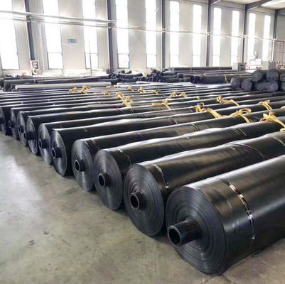 เนื้อหาคาร์บอนแบล็ค 2.0-3.0 เปอร์เซ็นต์ HDPE Geomembrane Liner ความหนา 0.1-3.0mm ความต้านทานการเจาะ 20N เหมาะสําหรับการใช้งานในอุตสาหกรรม