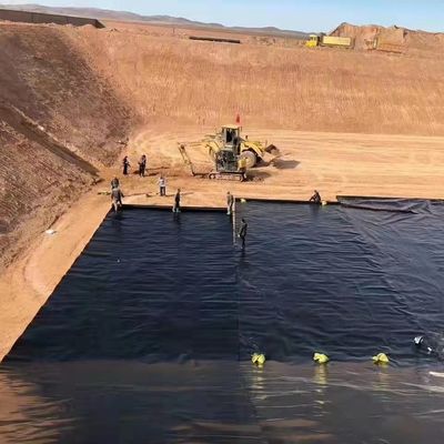 เนื้อหาคาร์บอนแบล็ค 2.0-3.0 เปอร์เซ็นต์ HDPE Geomembrane Liner ความหนา 0.1-3.0mm ความต้านทานการเจาะ 20N เหมาะสําหรับการใช้งานในอุตสาหกรรม