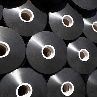 แผ่นรองพื้น Geomembrane HDPE ยาว 50 ถึง 100 เมตร มีความทนแรงดึงสูงกว่า 15MPa และมีปริมาณคาร์บอนแบล็คตั้งแต่ 2.0 ถึง 3.0 เปอร์เซ็นต์