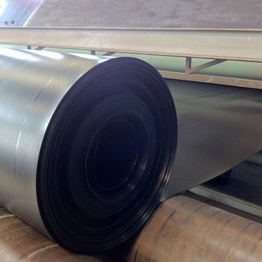 แผ่นรองพื้น Geomembrane HDPE ยาว 50 ถึง 100 เมตร มีความทนแรงดึงสูงกว่า 15MPa และมีปริมาณคาร์บอนแบล็คตั้งแต่ 2.0 ถึง 3.0 เปอร์เซ็นต์