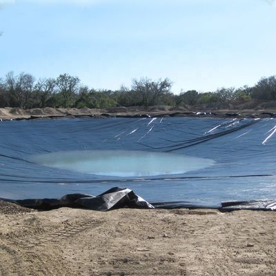 แผ่นรองพื้น Geomembrane HDPE ยาว 50 ถึง 100 เมตร มีความทนแรงดึงสูงกว่า 15MPa และมีปริมาณคาร์บอนแบล็คตั้งแต่ 2.0 ถึง 3.0 เปอร์เซ็นต์