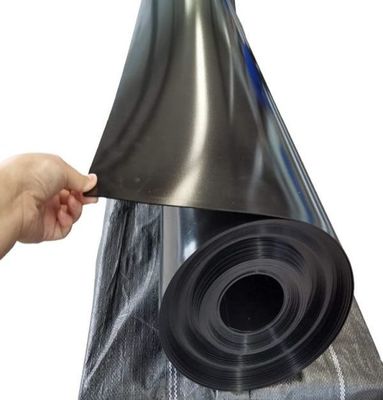 ปริมาณคาร์บอนแบล็ค 2.0-3.0 เปอร์เซ็นต์ แผ่นรองพื้น HDPE Geomembrane ผิวเรียบ มีความทนทานต่อการฉีกขาดไม่น้อยกว่า 25KN ต่อเมตร ทนทานและวัสดุ