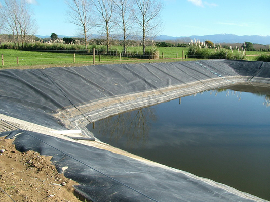 แข็ง HDPE LDPE คอมโพสิต Geomembrane ป้องกันการซึมผ่านพื้นผิวเรียบ